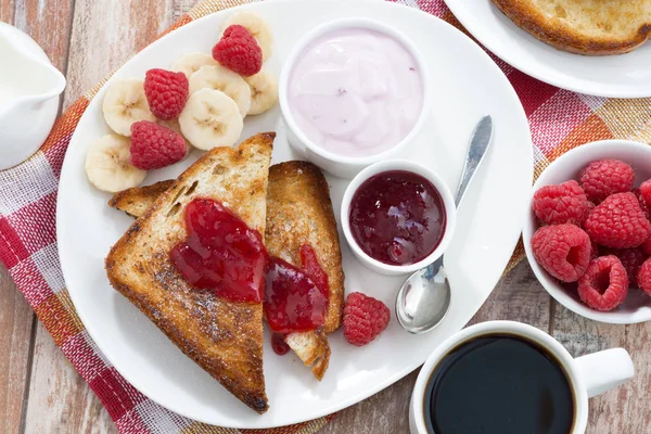 Tostadas dulces con frambuesa fresca, mermelada y yogur para el desayuno — Foto de Stock