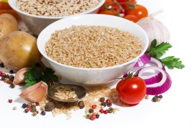 kahverengi pirinç ve quinoa çorba ve malzemelerin üzerine beyaz bir arka plan