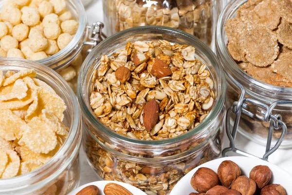 Surtido de cereales para el desayuno y frutos secos —  Fotos de Stock