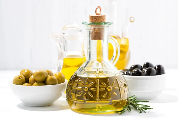Botella con aceite de oliva y cuencos con aceitunas — Foto de Stock