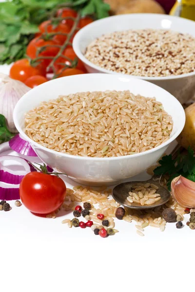 Sopa de arroz integral y quinua e ingredientes sobre un fondo blanco — Foto de Stock