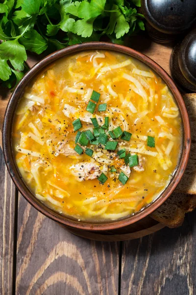 Sup ayam dengan mie telur dalam mangkuk dengan latar belakang kayu — Stok Foto