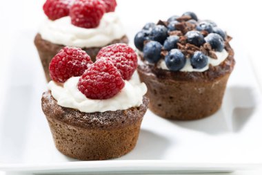 taze çilek, closeup ile çikolata cupcakes