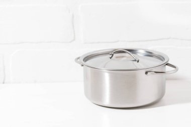 metal tava, tuğla arka plan