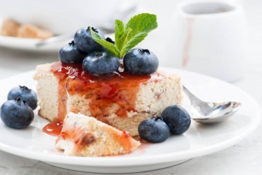 parçası cheesecake berry ile reçel beyaz plaka üzerinde