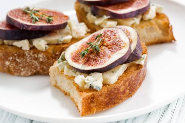 incir ve mavi peynir bir tabakta, closeup ile tost