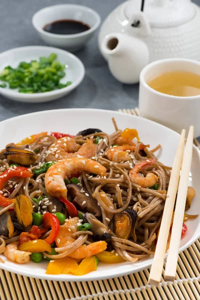 Teller mit asiatischen Buchweizen-Nudeln mit Meeresfrüchten und Gemüse — Stockfoto