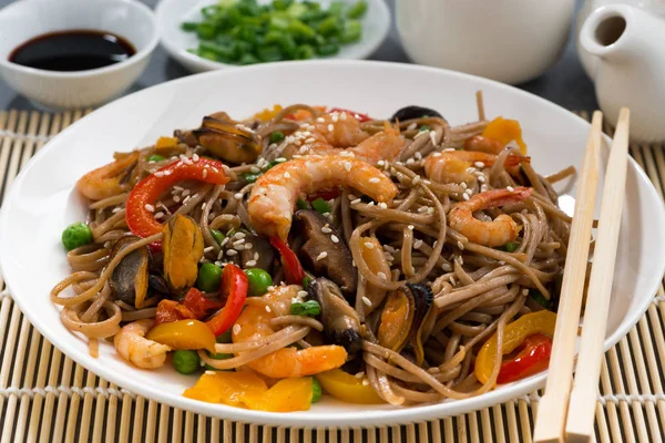 Teller mit asiatischen Buchweizen-Nudeln mit Meeresfrüchten und Gemüse — Stockfoto