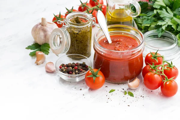 Salsa di pomodoro, pesto e ingredienti su fondo bianco — Foto Stock