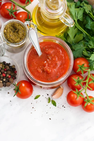 Tomatensaus, pesto en ingrediënten op een witte achtergrond — Stockfoto