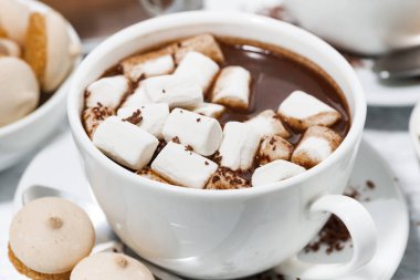 Marşmelovlu bir fincan sıcak çikolata, yakın plan.