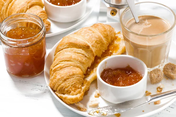 Croissants with jam and coffee with milk for breakfast — Stock Photo, Image