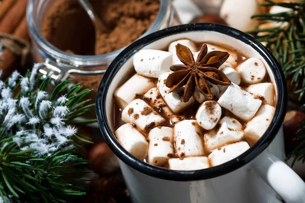 Xícara de chocolate quente com marshmallows e doces — Fotografia de Stock