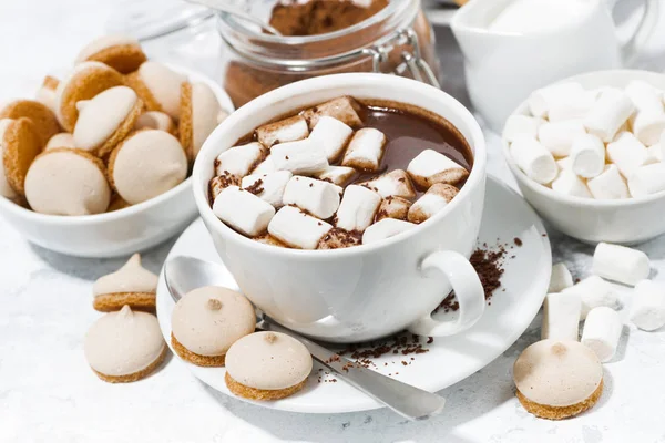 Tazas de chocolate caliente con malvaviscos en la mesa blanca, vista superior — Foto de Stock