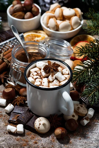 Taza de chocolate caliente con malvaviscos y dulces — Foto de Stock