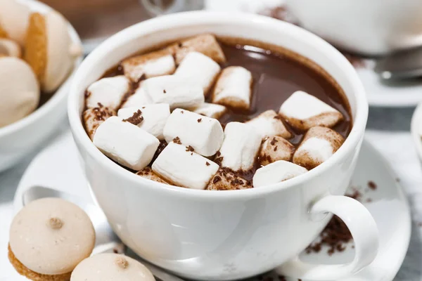 Kopjes warme chocolademelk met marshmallows, close-up — Stockfoto