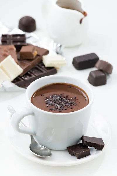 Cioccolata calda su un tavolo bianco, verticale — Foto Stock