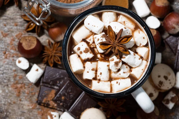 Cioccolata calda con marshmallow e dolci su fondo di legno — Foto Stock