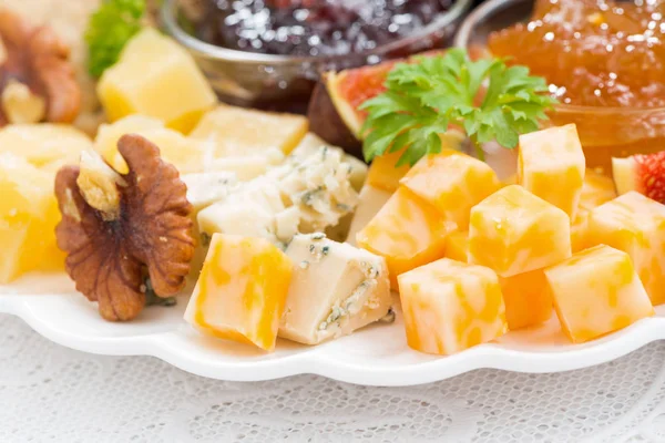 Вкусный сыр и фруктовая тарелка к празднику, избирательный фокус — стоковое фото