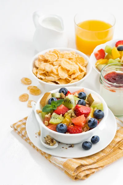 Breakfast with fruit salad and corn flakes, vertical — Stock Photo, Image