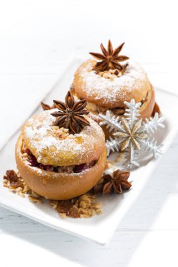 şenlikli pişmiş doldurulmuş elma beyaz arka planda, üstten görünüm