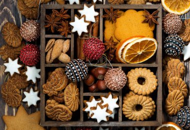 ahşap kutu ile Noel tatlılar, fındık ve Baharatlar, üstten görünüm