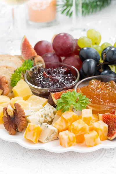 Вкусный сыр и фруктовая тарелка к празднику, вертикальная — стоковое фото