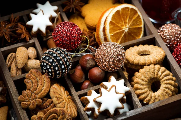 木制的盒子和圣诞糖果和香料、 顶视图 — 图库照片