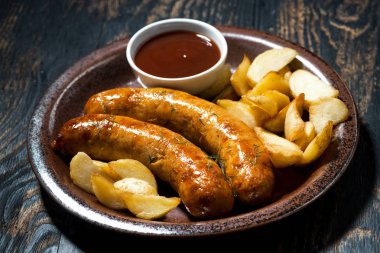 patates ve ketçap ile kızarmış domuz sosisi