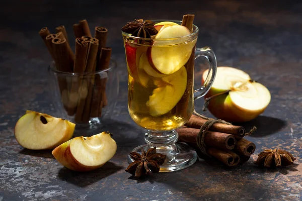 Vidro de chá de maçã quente com especiarias na mesa escura, horizontal — Fotografia de Stock