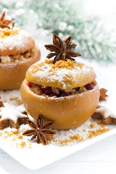 Manzanas rellenas al horno festivo y pan de jengibre para las vacaciones — Foto de Stock