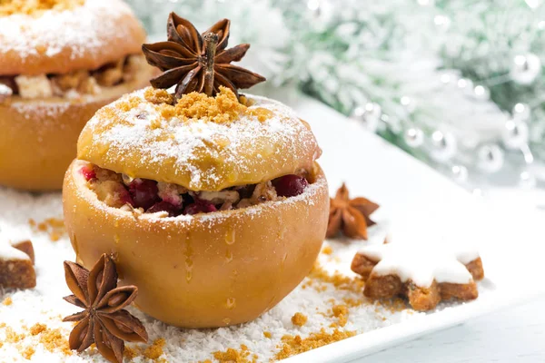 Manzanas rellenas al horno festivo y pan de jengibre para las vacaciones — Foto de Stock