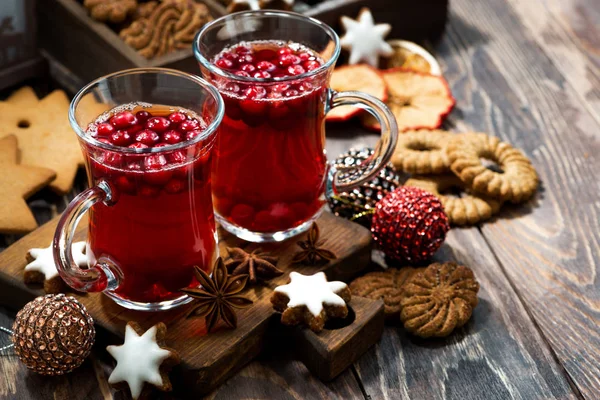 Bebida de Navidad té caliente de arándano y galletas sobre fondo oscuro — Foto de Stock