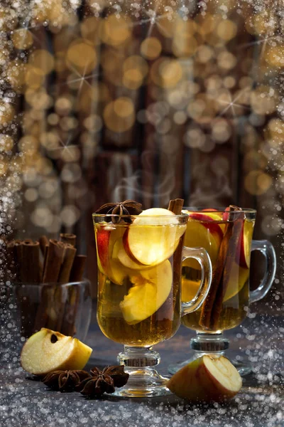 Bebida de Navidad té de manzana caliente o sidra y bokeh, vertical —  Fotos de Stock