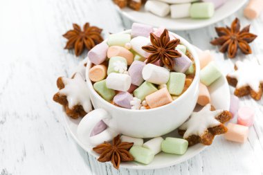 kakao ile renkli şekerleme bardak ve Noel kurabiyeleri 