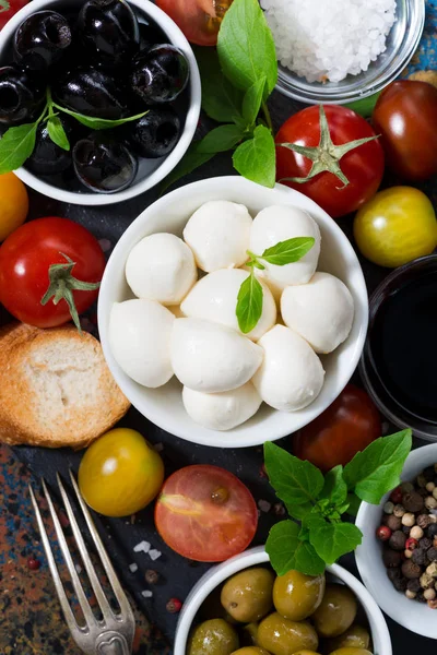 Mozzarella, ingredientes frescos para la ensalada y el pan, vertical — Foto de Stock