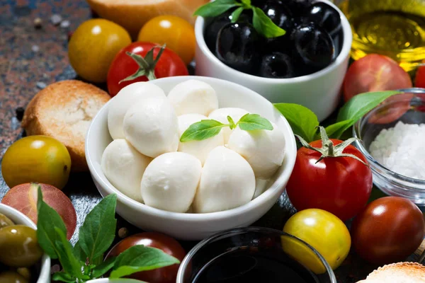 Mozzarella, ingredientes frescos para la ensalada y el pan —  Fotos de Stock