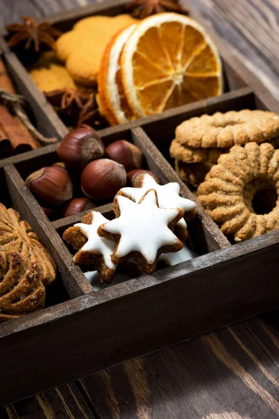 Caixa de madeira com doces de Natal e especiarias em fundo de madeira — Fotografia de Stock