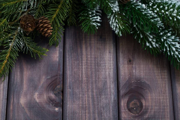 Donkere hout achtergrond met fir takken — Stockfoto