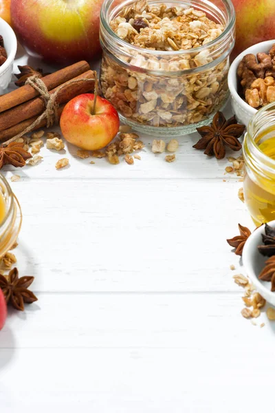 Achtergrond en ingrediënten voor het bakken van appels, verticale — Stockfoto