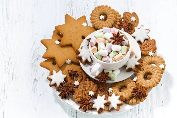 Malvavisco en una taza y surtido de galletas de Navidad — Foto de Stock