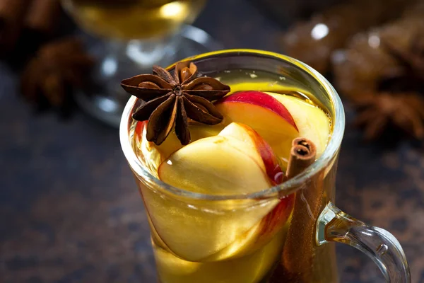 Baharatlar, yatay, closeup ile sıcak elma çayı