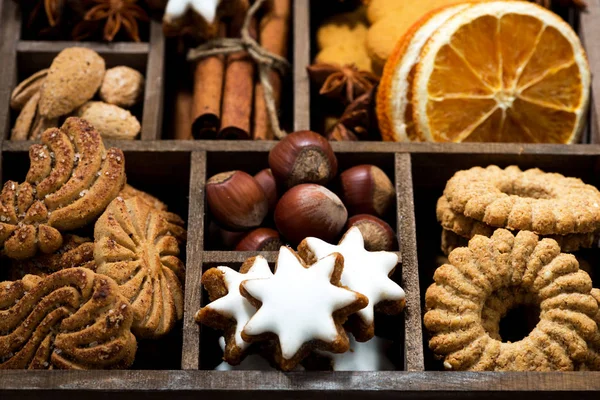 Holzkiste mit Weihnachtssüßigkeiten und Gewürzen, waagerecht — Stockfoto