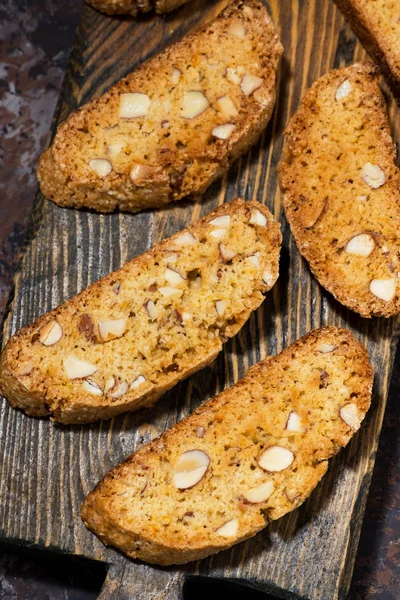 İtalyan aşçı cantucci üzerinde ahşap masa, dikey Üstten Görünüm