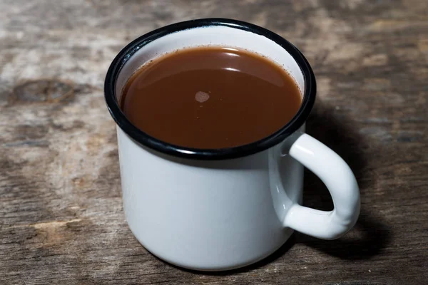 Taza de chocolate caliente en una mesa de madera —  Fotos de Stock