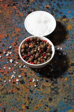 biber ve karanlık bir arka plan, dikey olarak deniz tuzu