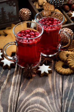 Noel sıcak kızılcık çay ve kurabiye koyu arka plan üzerinde