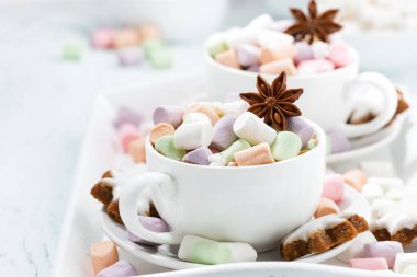 Renkli şekerleme ve baharat beyaz fincan kakao 