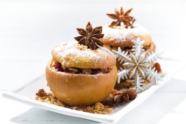 Beyaz arka planda, closeup şenlikli pişmiş doldurulmuş elma