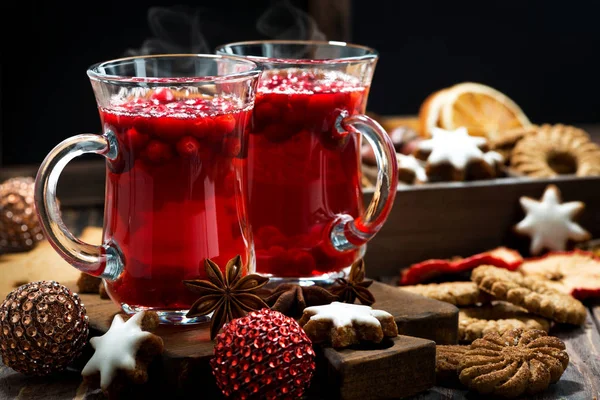 Christmas hot cranberry tea and cookies — Stock Photo, Image